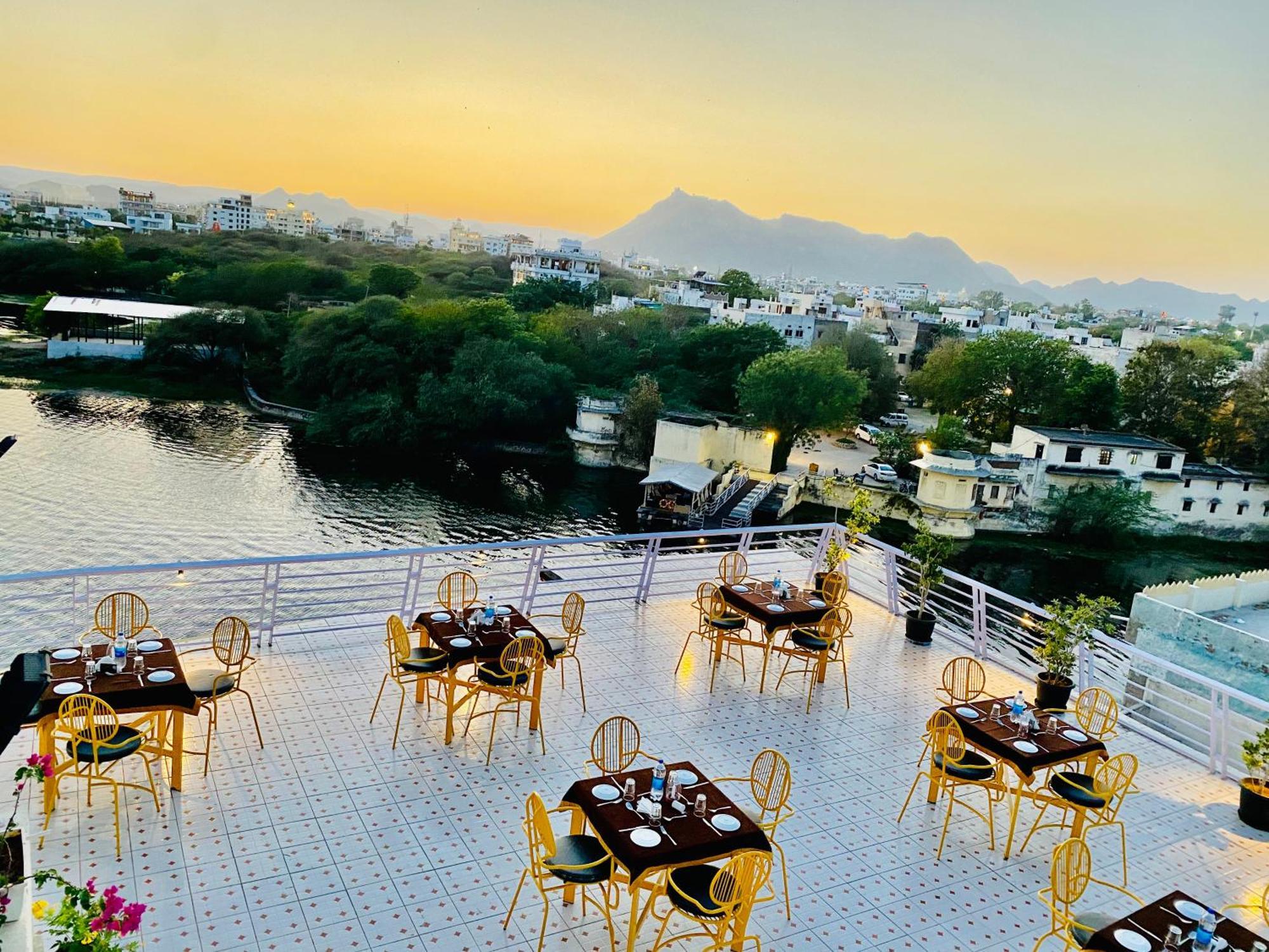 Hotel Jaydurg A Lake Retreat - A Lakeside Hotel - Lakeview Rooftop Cafe - Swimming Pool Udaipur Esterno foto